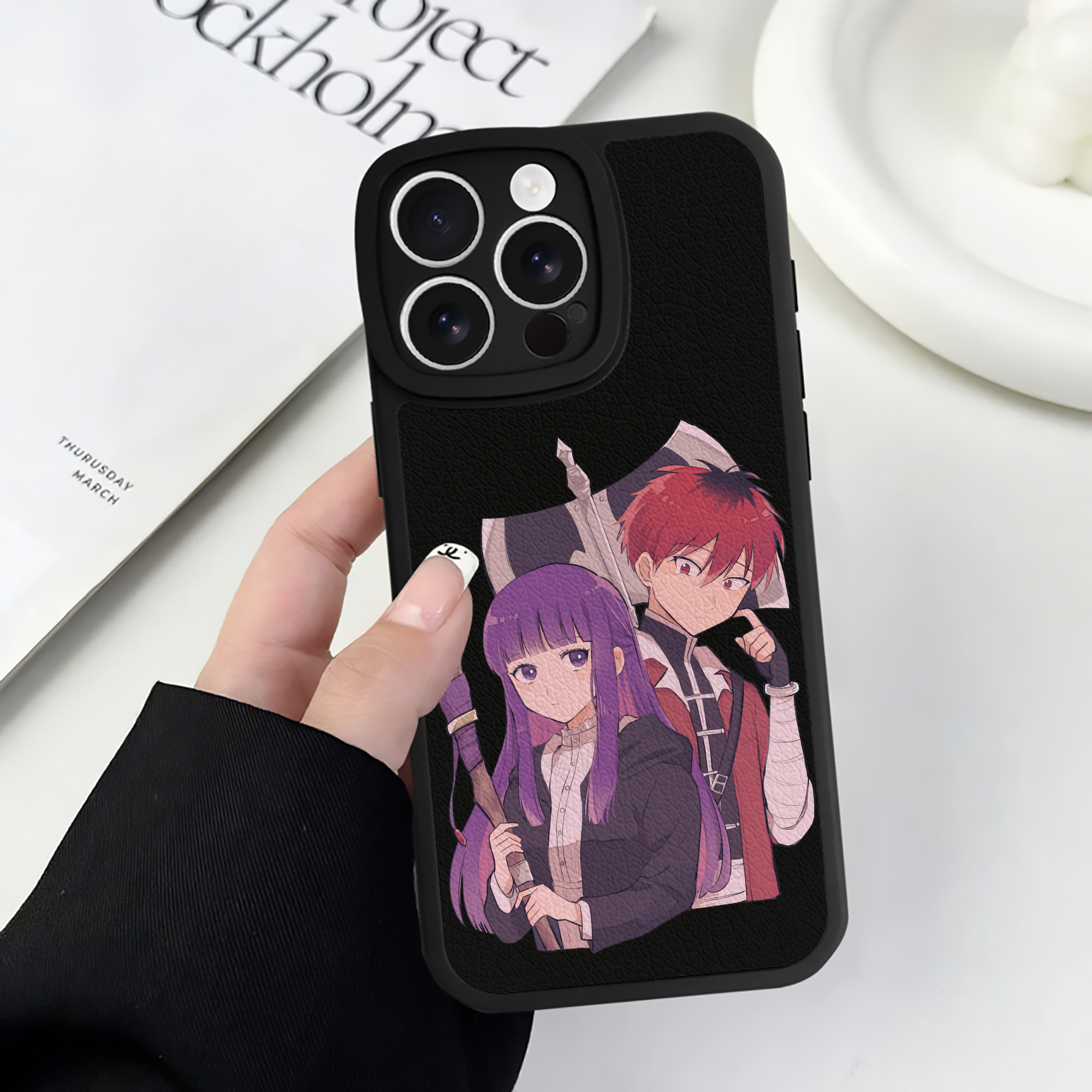 （画像用） 葬送のフリーレン Frieren 【iPhone 16シリーズ対応】シリコンスマホケース（レザー調） 材質：シリコン